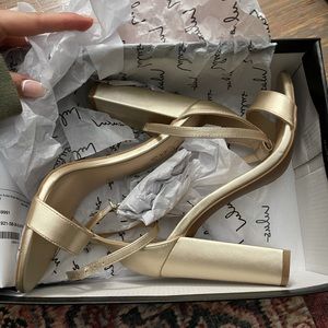 Lulus gold heels NEW NEVER WORN
